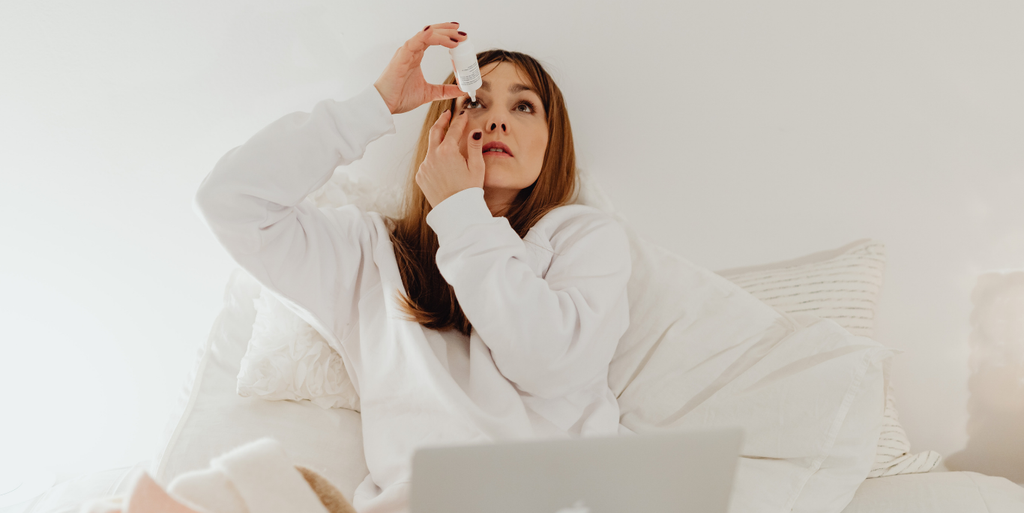 就寝前に点眼する女性